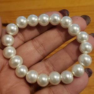 White pearl bracelet